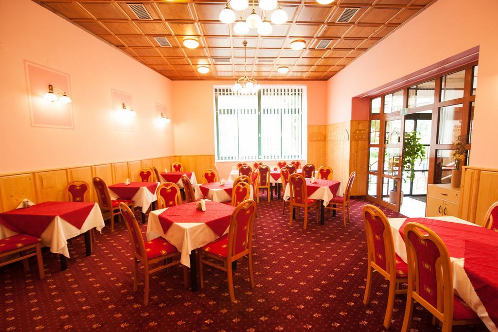 Sport-V-Hotel Hrotovice Zewnętrze zdjęcie