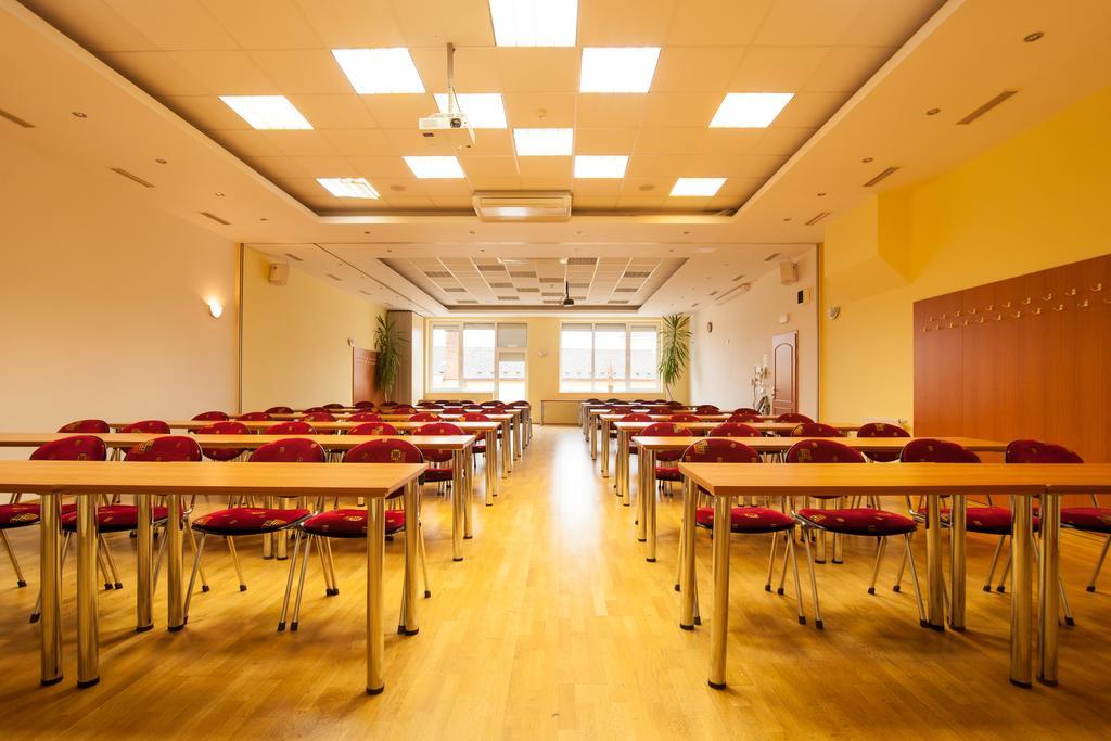 Sport-V-Hotel Hrotovice Zewnętrze zdjęcie