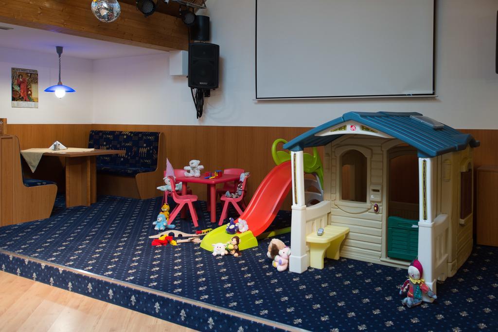 Sport-V-Hotel Hrotovice Zewnętrze zdjęcie