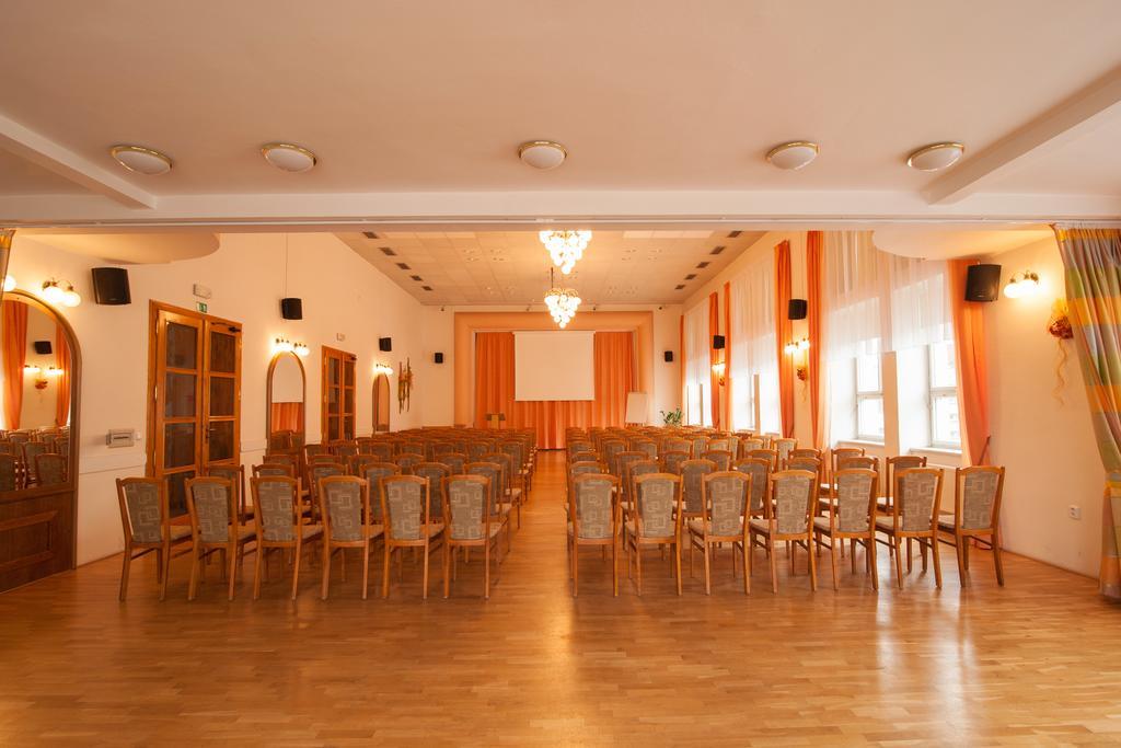 Sport-V-Hotel Hrotovice Zewnętrze zdjęcie